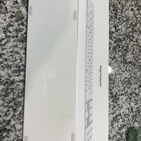 Apple Wireless Keyboard in White and Silver LIKE NEW used for 8 months - Picture 2 of 2